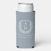 Dusty Blue Crest Modern Monogram Wedding Seltzer Blikjeskoeler (Seltzer Voorkant)