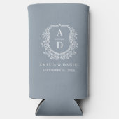 Dusty Blue Crest Modern Monogram Wedding Seltzer Blikjeskoeler (Voorkant)