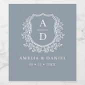 Dusty Blue Crest Modern Monogram Wedding Wijn Etiket (Enkel label)