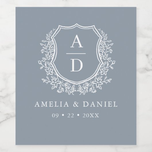 Dusty Blue Crest Modern Monogram Wedding Wijn Etiket (Enkel label)