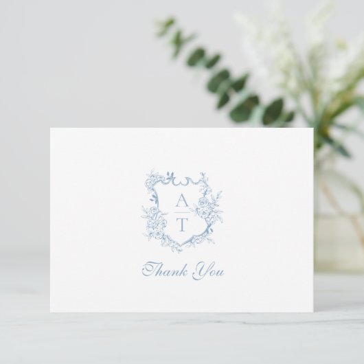 Dusty Blue Crest Monogram Bruiloft Dank u Kaart (Staand voorkant)