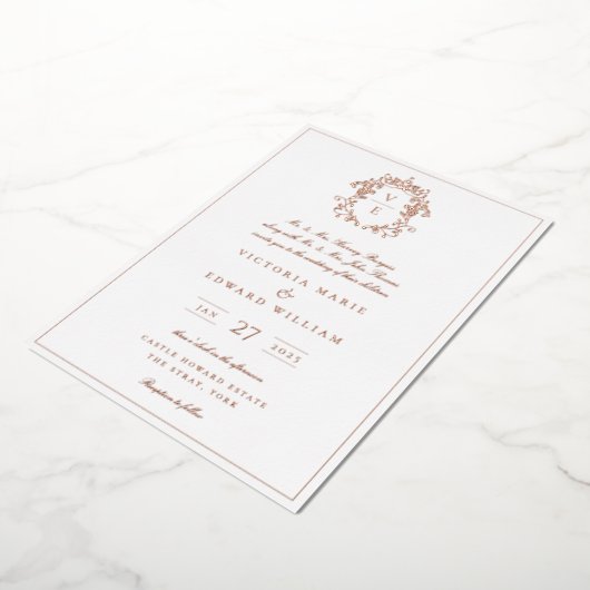 Dusty Blue Crest Monogram Weddenschap Folie Uitnodiging (Gedraaid)