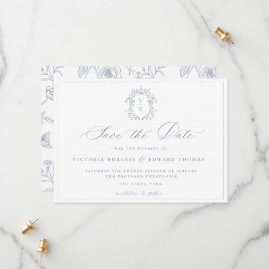Dusty Blue Crest Monogram Weddenschap QR Code Save The Date (Voorkant / Achterkant in situ)