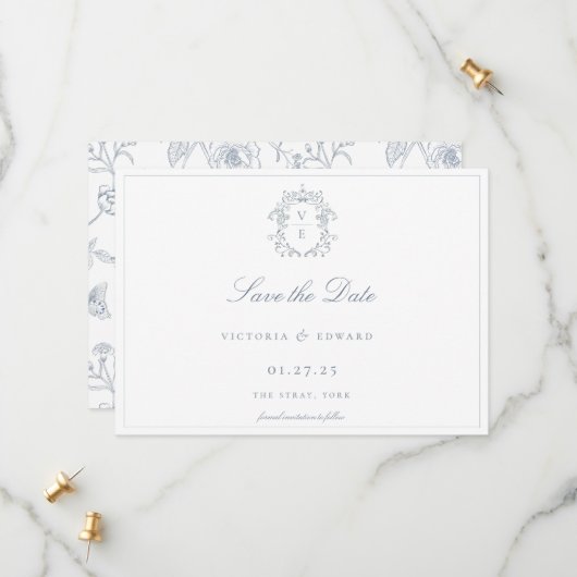 Dusty Blue Crest Monogram Weddenschap QR Code Save The Date (Voorkant / Achterkant in situ)