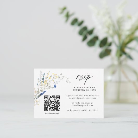Dusty Blue Dainty Floral QR Code Wedding RSVP Informatiekaartje (Staand voorkant)