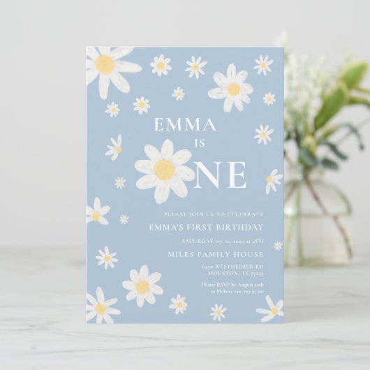 Dusty Blue Daisy Eerste 1e Verjaardag uitnodiging (Staand voorkant)