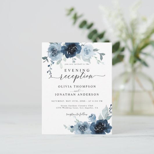Dusty Blue Dark Navy Bloemen bruiloft uitnodiging (Staand voorkant)