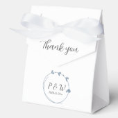 Dusty Blue Eenvoudige Hart Krans Monogram Huwelijk Bedankdoosjes (Voorkant)