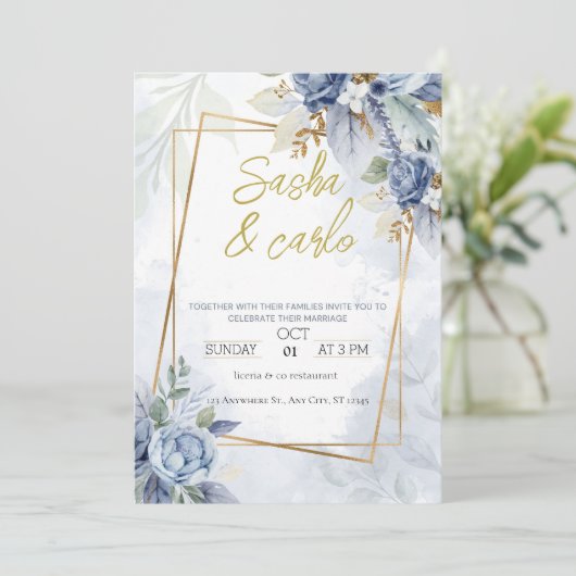 Dusty Blue Elegant Bloemen Bruiloft Uitnodigingska Kaart (Staand voorkant)