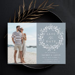 Dusty Blue Elegant Boho Wildflower bruiloft foto Save The Date<br><div class="desc">Deze elegante bruiloft bewaar de datum kaart beschikt over wilde bloemen silhouet krans met uw foto en koppels initialen op de rug. Voor meer geavanceerde aanpassing van dit ontwerp,  klikt u op de BLUE DESIGN TOOL BUTTON hierboven!</div>