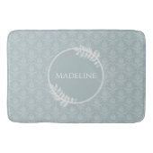 Dusty Blue Elegant Damask, gepersonaliseerd Badmat (Voorkant)