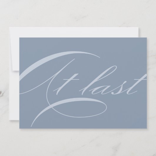 Dusty Blue Elegant Eindelijk Kalligrafie Bruiloft Kaart (Achterkant)