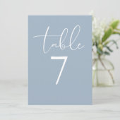 Dusty Blue Elegant Modern Script Table Number Kaart (Staand voorkant)