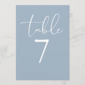 Dusty Blue Elegant Modern Script Table Number Kaart (Voorkant)