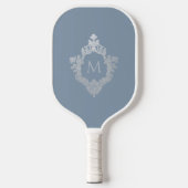 Dusty Blue Elegant Monogram Initiaal Crest Pickleball Paddle (Voorkant)