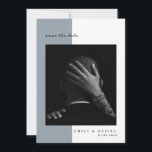 Dusty Blue Elegant Photo Save the date Uitnodiging<br><div class="desc">Deze minimalistische en elegante bruiloft bewaart de datumkaarten met moderne zwarte tekst op een stoffige blauwe en witte achtergrond,  met uw persoonlijke foto. Een eenvoudige en stijlvolle look,  met een romantische illustratie aan de achterkant.</div>