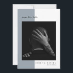 Dusty Blue Elegant Photo Save the date Uitnodiging<br><div class="desc">Deze minimalistische en elegante bruiloft bewaart de datumkaarten met moderne zwarte tekst op een stoffige blauwe en witte achtergrond,  met uw persoonlijke foto. Een eenvoudige en stijlvolle look,  met een romantische illustratie aan de achterkant.</div>