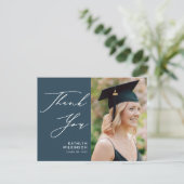 Dusty Blue Elegant Script Afstuderen Hartelijk dan Briefkaart (Staand voorkant)