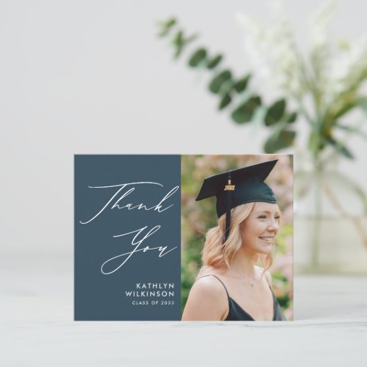 Dusty Blue Elegant Script Afstuderen Hartelijk dan Briefkaart (Staand voorkant)