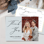 Dusty Blue Elegant Script Chic Weddenschap Bedankt Briefkaart<br><div class="desc">Dusty Blue Elegant Script Modern Photo Minimalist Wedding Hartelijk dank,  Briefkaart. Ik wil je bedanken voor je vrienden en familie die je bruiloft speciaal hebben gemaakt met deze mooie trouwfoto. Dank je wel. Alle teksten zijn vooraf geregeld zodat u zich gemakkelijk en snel kunt personaliseren met uw eigen woorden.</div>
