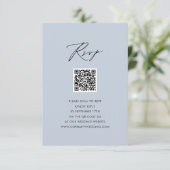 Dusty Blue Elegant Script Eenvoudige QR bruiloft R RSVP Kaartje (Staand voorkant)