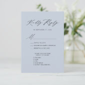 Dusty Blue Elegant Script Minimalistische bruiloft RSVP Kaartje (Staand voorkant)