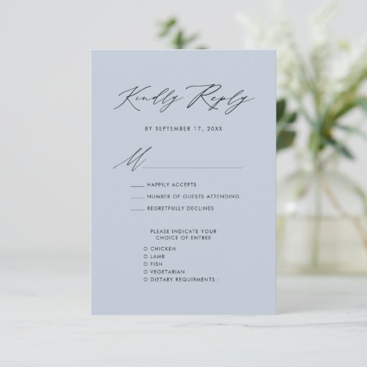 Dusty Blue Elegant Script Minimalistische bruiloft RSVP Kaartje (Staand voorkant)