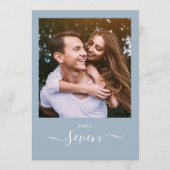 Dusty Blue Elegant Script Photo Table Number Kaart (Voorkant)