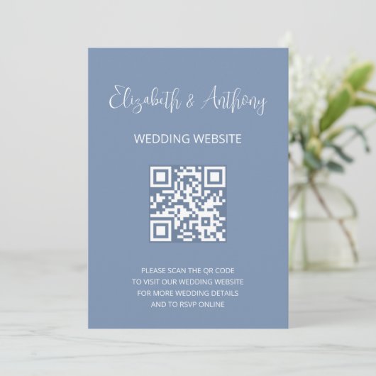 Dusty Blue Elegant Script | QR-code bruiloft RSVP Kaart (Staand voorkant)