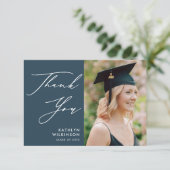 Dusty Blue Elegant Script Simple Photo Afstuderen Bedankkaart (Staand voorkant)