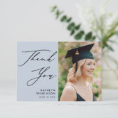 Dusty Blue Elegant Script Simple Photo Afstuderen Bedankkaart (Staand voorkant)