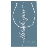 Dusty Blue Elegant Script Weddenschap Hartelijk da Klein Cadeauzakje (Achterkant)