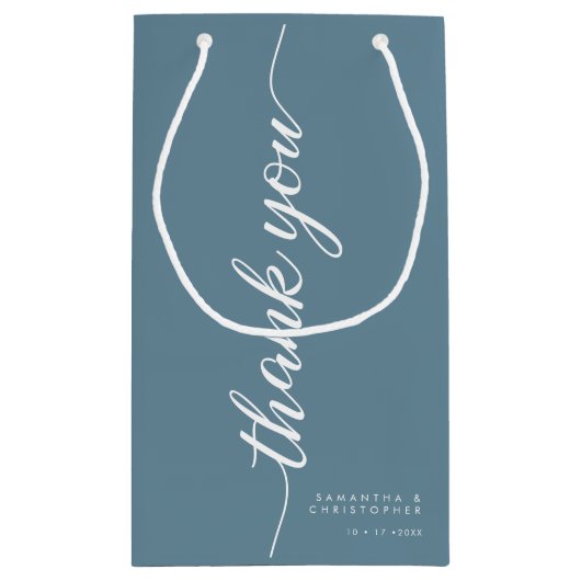 Dusty Blue Elegant Script Weddenschap Hartelijk da Klein Cadeauzakje (Achterkant)