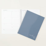Dusty Blue Elegant Simple Minimalist Planner<br><div class="desc">Dusty Blue Elegant Simple Minimalist Personalized Notitieboek met jouw naam en jaar in modern script. Onze planner is hier om u te helpen uw doelen te bereiken. Het biedt een manier om georganiseerd te blijven en na te denken over je leven. Met een simpel ongedateerd ontwerp kun je deze planner...</div>