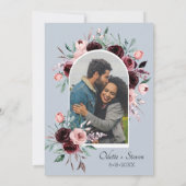 Dusty Blue en Bourgondië Floral Foto Boog Bruiloft Kaart (Achterkant)