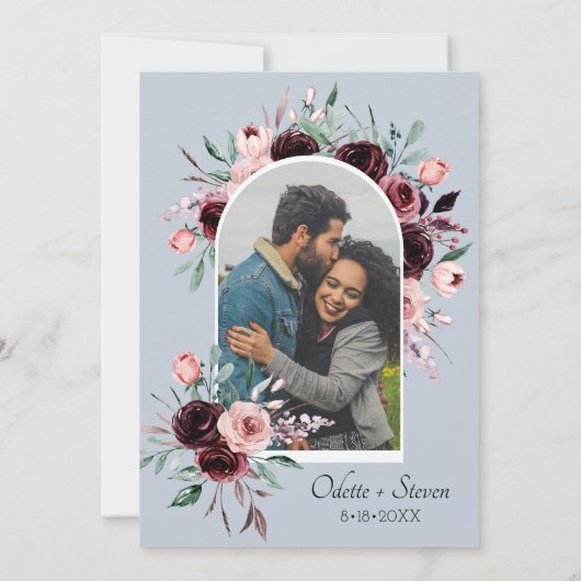 Dusty Blue en Bourgondië Floral Foto Boog Bruiloft Kaart (Achterkant)