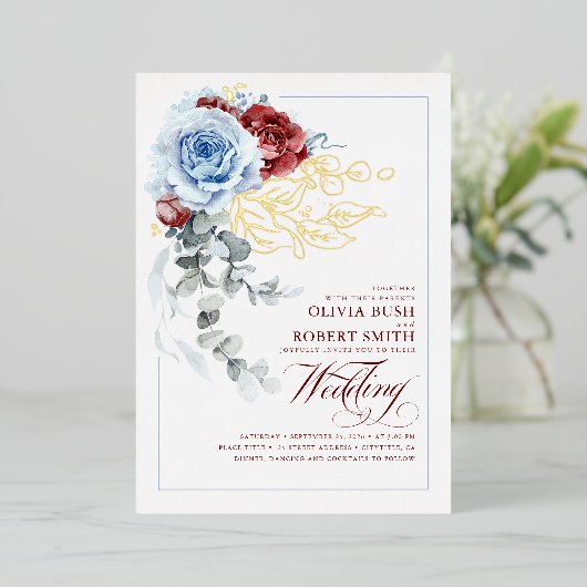Dusty Blue en Burgundy Red Floral Boho Wedding Folie Uitnodiging (Staand Voorkant)