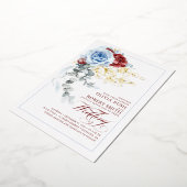 Dusty Blue en Burgundy Red Floral Boho Wedding Folie Uitnodiging (Gedraaid)