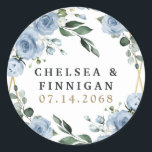 Dusty Blue en Gold Elegant Floral Rustic Wedding Ronde Sticker<br><div class="desc">Het ontwerp (binnenzijde) is voorzien van een elegant geometrisch goudkleurig (bedrukt) lijst dat is gedecoreerd in waterverf rozen, pinda's, hydrangea, babyadem en meer over verschillende soorten groene takken en bladeren. Het stoffige blauw wordt ontworpen om diverse schaduwen van de kleur binnen de bloemen te kenmerken om de verscheidenheid van schaduwen...</div>