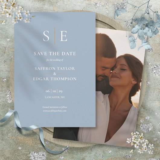 Dusty Blue en Gold Monogram Foto Weddenschap Save The Date