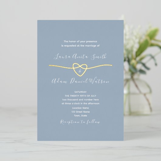 Dusty Blue en Gold Wedding Folie Uitnodiging (Staand Voorkant)