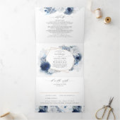 Dusty Blue en Navy Bloemen Botanische Bruiloft Drieluik Uitnodiging (Binnen)
