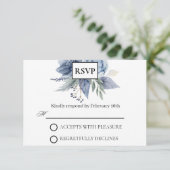 Dusty Blue en Navy Wedding RSVP Kaartje (Staand voorkant)