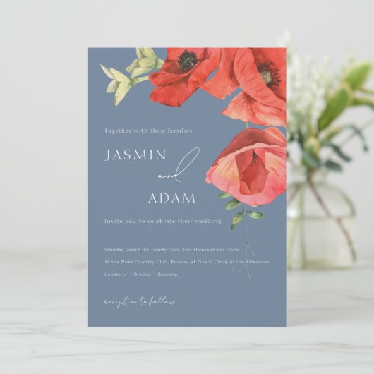 Dusty Blue en Red Poppies bruiloft uitnodiging (Staand voorkant)