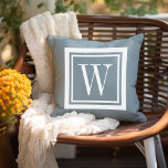 Dusty Blue en White Classic Square Monogram Buitenkussen<br><div class="desc">Ontwerp uw eigen douane gooit kussen in om het even welke kleurencombinatie om met uw huisdecor in om het even welke ruimte perfect te coördineren! Gebruik de ontwerphulpmiddelen om de achtergrondkleur en de vierkante grenskleur te veranderen, of voeg uw eigen tekst toe om een naam, een monogram initiaal of een...</div>