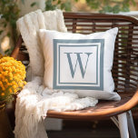 Dusty Blue en White Classic Square Monogram Buitenkussen<br><div class="desc">Ontwerp uw eigen douane gooit kussen in om het even welke kleurencombinatie om met uw huisdecor in om het even welke ruimte perfect te coördineren! Gebruik de ontwerphulpmiddelen om de achtergrondkleur en de vierkante grenskleur te veranderen, of voeg uw eigen tekst toe om een naam, een monogram initiaal of een...</div>