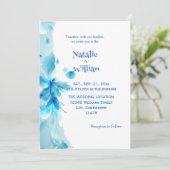 Dusty Blue en White Floral Wedding Invitation Kaart (Staand voorkant)