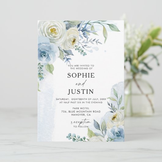 Dusty Blue en White Floral Wedding Invitation Kaart (Staand voorkant)