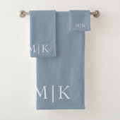 Dusty Blue en White | Modern monogram Bad Handdoek (Insitu)