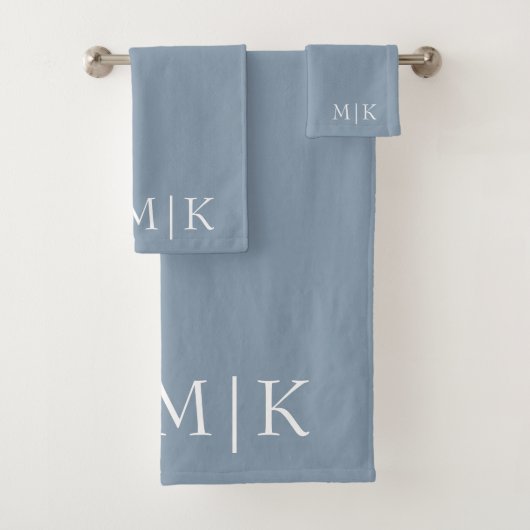 Dusty Blue en White | Modern monogram Bad Handdoek (Insitu)